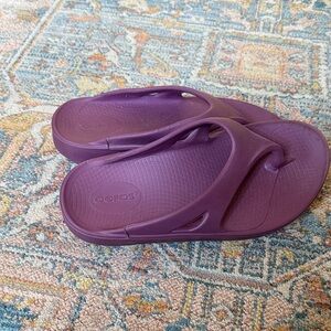 OOFOS Plum Recovery Sandals